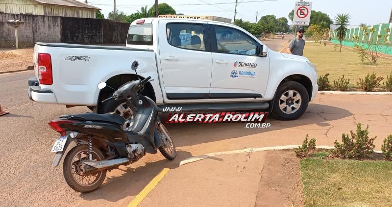 No terceiro acidente de trânsito do dia, motociclista bateu na caminhonete do DETRAN em Rolim de Moura No terceiro acidente de trânsito do dia, motociclista bateu na caminhonete do DETRAN em Rolim de Moura