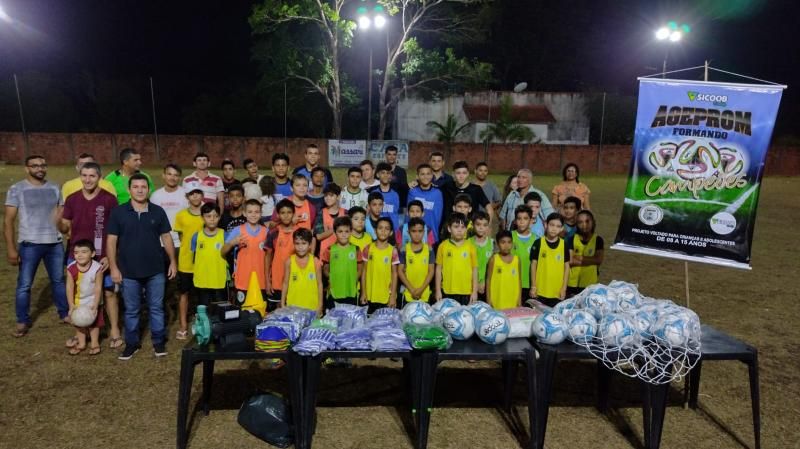 Projeto FORMANDO CAMPEÕES da Escolinha de Futebol da AGEPROM foi contemplado pela Sicoob Credip para a compra de materiais esportivos em Rolim de Moura Projeto FORMANDO CAMPEÕES da Escolinha de Futebol da AGEPROM foi contemplado pela Sicoob Credip para a compra de materiais esportivos em Rolim de Moura