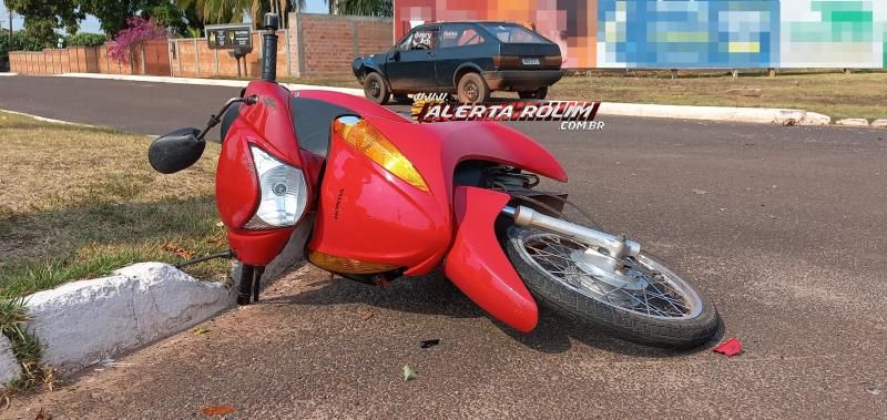 Mulher foi socorrida inconsciente após ter moto atingida por carro em Rolim de Moura; Esse foi o segundo acidente do dia Mulher foi socorrida inconsciente após ter moto atingida por carro em Rolim de Moura; Esse foi o segundo acidente do dia