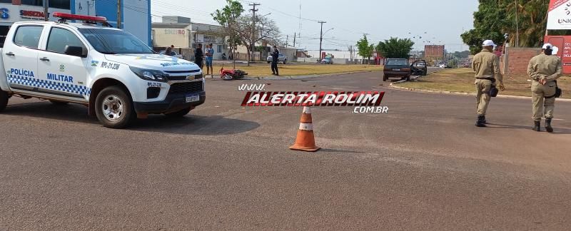 Mulher foi socorrida inconsciente após ter moto atingida por carro em Rolim de Moura; Esse foi o segundo acidente do dia Mulher foi socorrida inconsciente após ter moto atingida por carro em Rolim de Moura; Esse foi o segundo acidente do dia