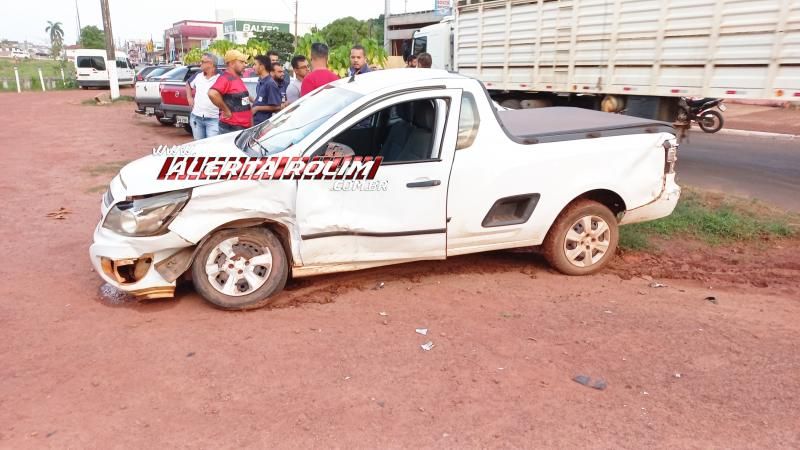 Violenta colisão entre caminhonete e pick-up deixou condutora ferida nesta tarde em Rolim de Moura Violenta colisão entre caminhonete e pick-up deixou condutora ferida nesta tarde em Rolim de Moura