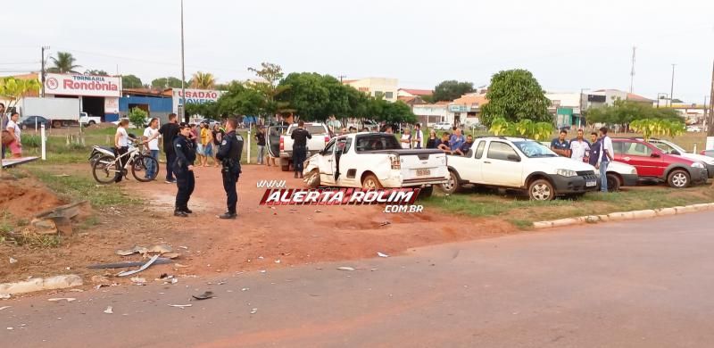Violenta colisão entre caminhonete e pick-up deixou condutora ferida nesta tarde em Rolim de Moura Violenta colisão entre caminhonete e pick-up deixou condutora ferida nesta tarde em Rolim de Moura