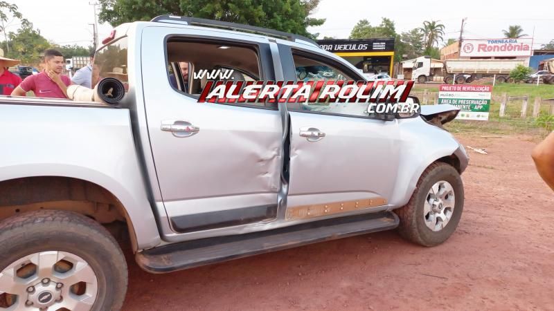Violenta colisão entre caminhonete e pick-up deixou condutora ferida nesta tarde em Rolim de Moura Violenta colisão entre caminhonete e pick-up deixou condutora ferida nesta tarde em Rolim de Moura