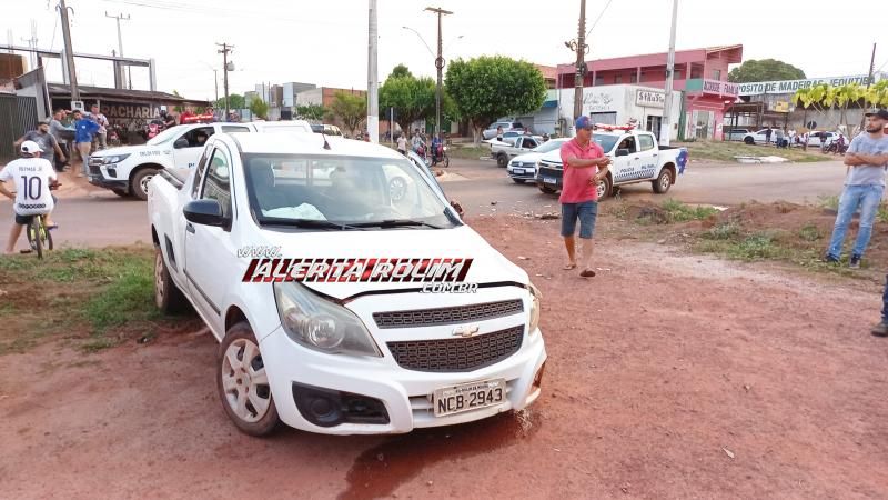 Violenta colisão entre caminhonete e pick-up deixou condutora ferida nesta tarde em Rolim de Moura Violenta colisão entre caminhonete e pick-up deixou condutora ferida nesta tarde em Rolim de Moura