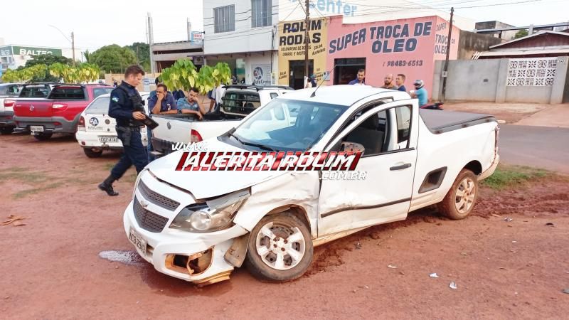 Violenta colisão entre caminhonete e pick-up deixou condutora ferida nesta tarde em Rolim de Moura Violenta colisão entre caminhonete e pick-up deixou condutora ferida nesta tarde em Rolim de Moura