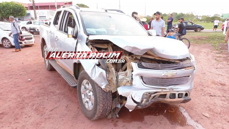 Violenta colisão entre caminhonete e pick-up deixou condutora ferida nesta tarde em Rolim de Moura Violenta colisão entre caminhonete e pick-up deixou condutora ferida nesta tarde em Rolim de Moura