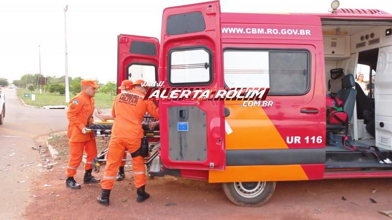 Violenta colisão entre caminhonete e pick-up deixou condutora ferida nesta tarde em Rolim de Moura Violenta colisão entre caminhonete e pick-up deixou condutora ferida nesta tarde em Rolim de Moura
