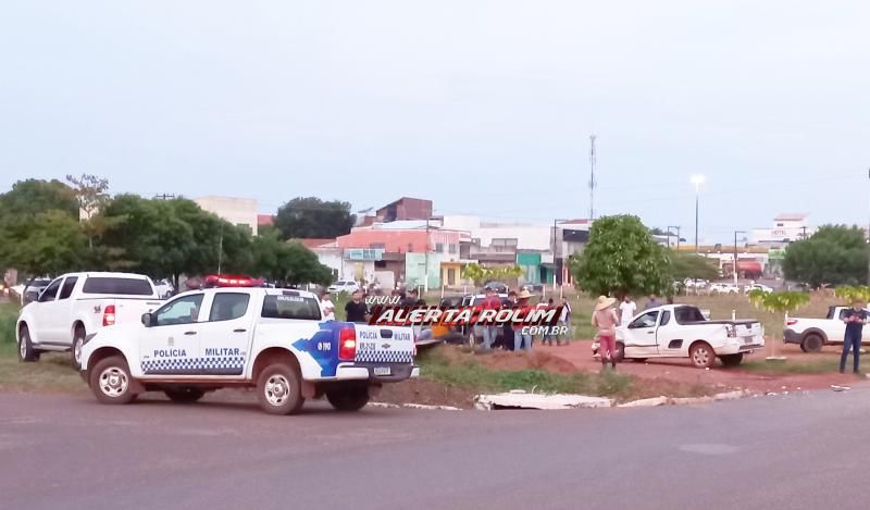 Violenta colisão entre caminhonete e pick-up deixou condutora ferida nesta tarde em Rolim de Moura Violenta colisão entre caminhonete e pick-up deixou condutora ferida nesta tarde em Rolim de Moura