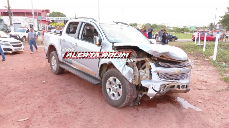 Violenta colisão entre caminhonete e pick-up deixou condutora ferida nesta tarde em Rolim de Moura Violenta colisão entre caminhonete e pick-up deixou condutora ferida nesta tarde em Rolim de Moura