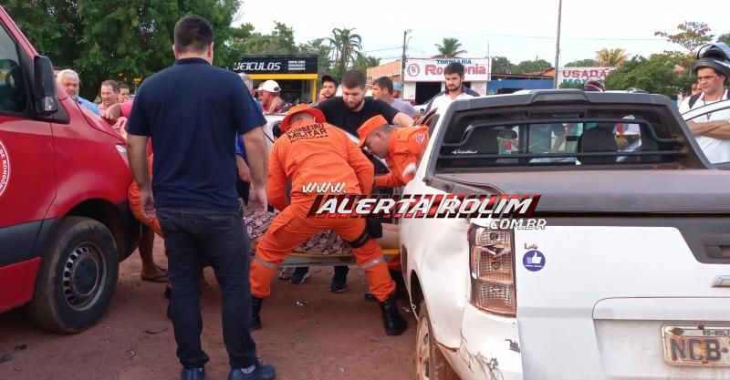Violenta colisão entre caminhonete e pick-up deixou condutora ferida nesta tarde em Rolim de Moura Violenta colisão entre caminhonete e pick-up deixou condutora ferida nesta tarde em Rolim de Moura