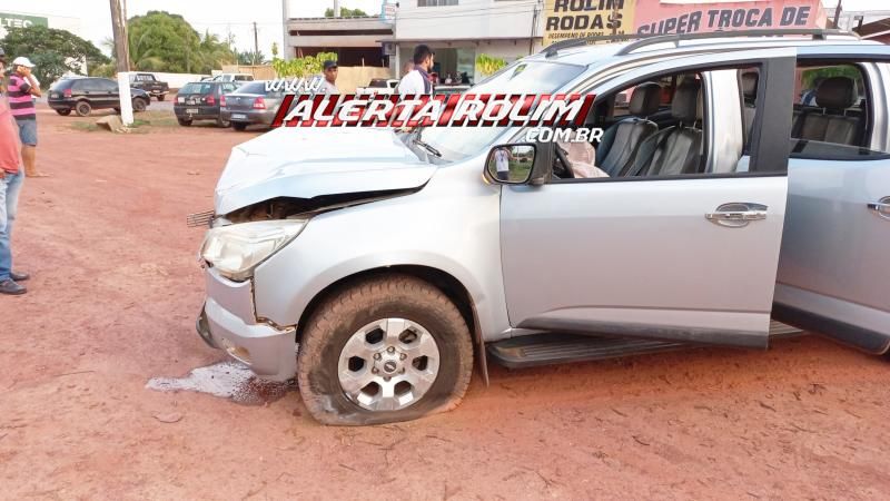 Violenta colisão entre caminhonete e pick-up deixou condutora ferida nesta tarde em Rolim de Moura Violenta colisão entre caminhonete e pick-up deixou condutora ferida nesta tarde em Rolim de Moura