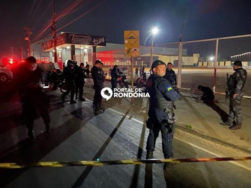 Três pessoas são assassinadas em frente a casa de shows, em RO Três pessoas são assassinadas em frente a casa de shows, em RO