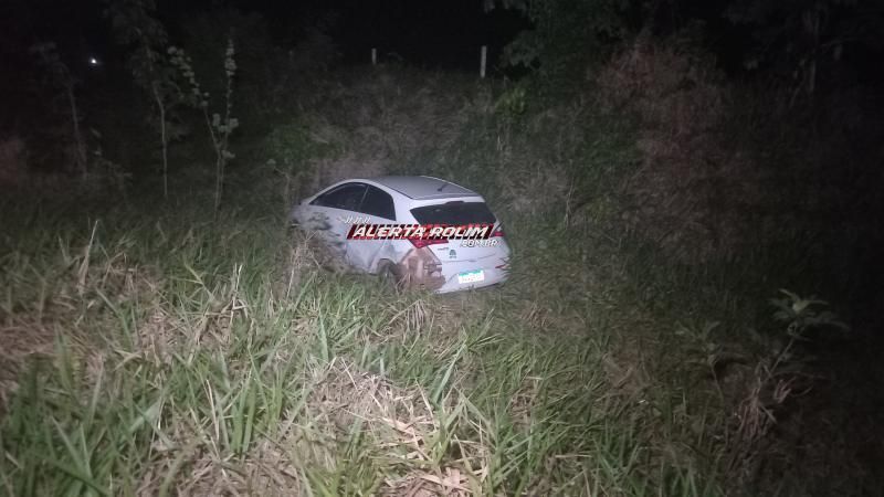 Mulher fraturou braço após colisão entre moto e carro na RO 383 em Rolim de Moura Mulher fraturou braço após colisão entre moto e carro na RO 383 em Rolim de Moura