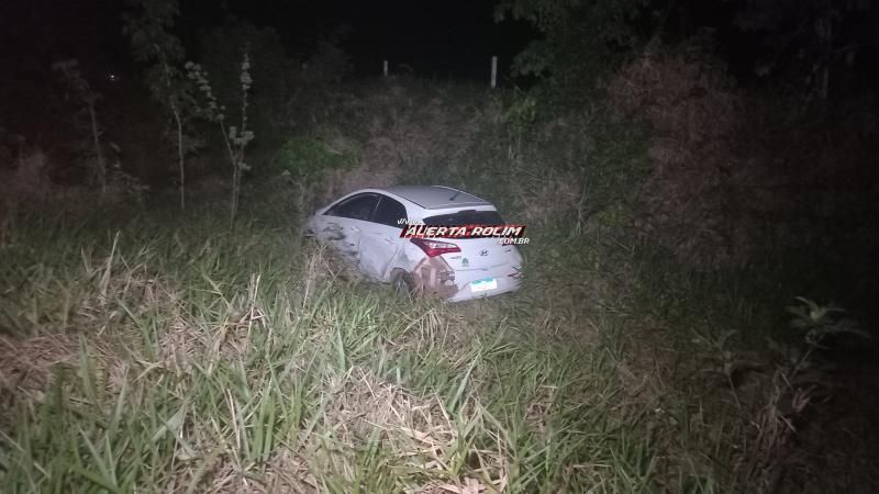 Mulher fraturou braço após colisão entre moto e carro na RO 383 em Rolim de Moura Mulher fraturou braço após colisão entre moto e carro na RO 383 em Rolim de Moura