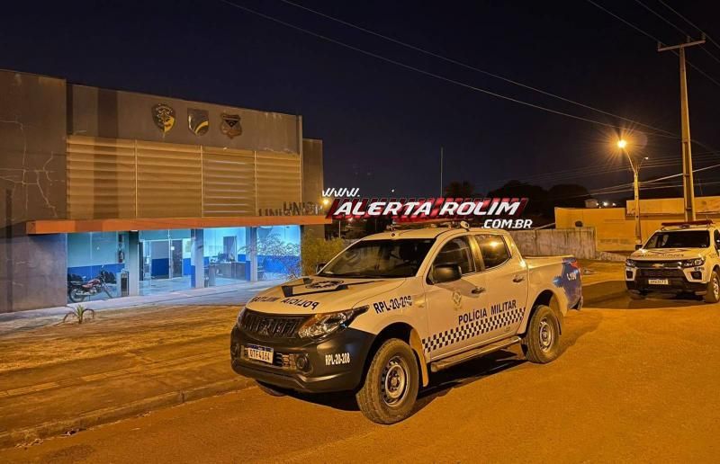 Acusado de matar a própria esposa a facadas e condenado a 14 anos de prisão foi preso pela Polícia Militar em Rolim de Moura Acusado de matar a própria esposa a facadas e condenado a 14 anos de prisão foi preso pela Polícia Militar em Rolim de Moura