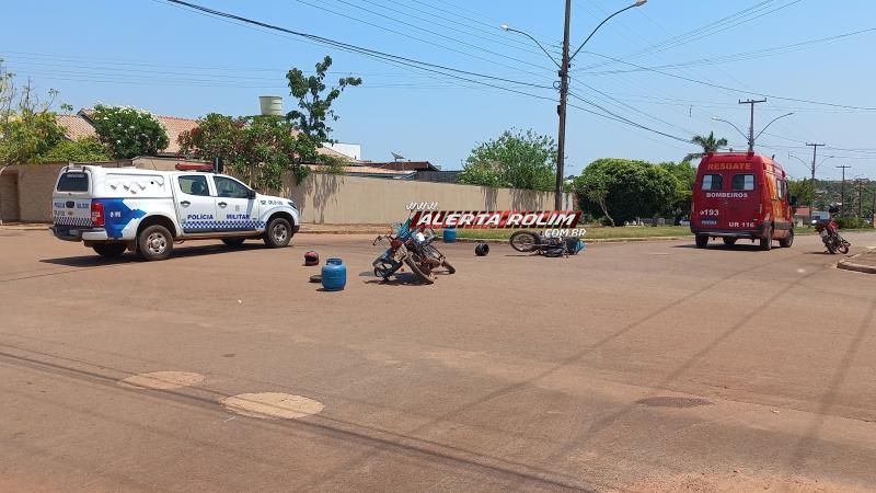 Adolescente conduzindo moto e entregador de gás ficaram feridos após colisão neste sábado em Rolim de Moura Adolescente conduzindo moto e entregador de gás ficaram feridos após colisão neste sábado em Rolim de Moura