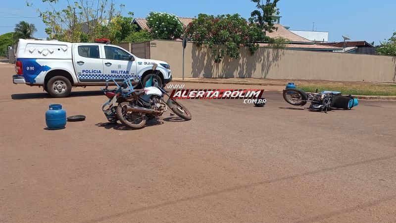 Adolescente conduzindo moto e entregador de gás ficaram feridos após colisão neste sábado em Rolim de Moura Adolescente conduzindo moto e entregador de gás ficaram feridos após colisão neste sábado em Rolim de Moura