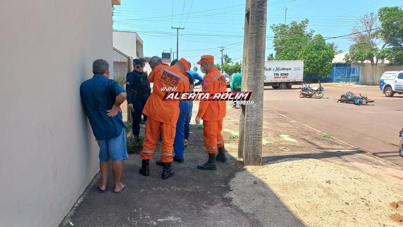 Adolescente conduzindo moto e entregador de gás ficaram feridos após colisão neste sábado em Rolim de Moura Adolescente conduzindo moto e entregador de gás ficaram feridos após colisão neste sábado em Rolim de Moura