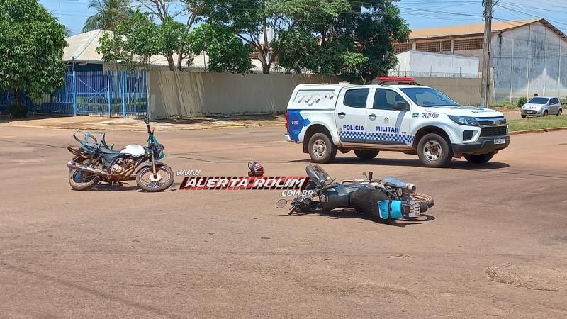 Adolescente conduzindo moto e entregador de gás ficaram feridos após colisão neste sábado em Rolim de Moura Adolescente conduzindo moto e entregador de gás ficaram feridos após colisão neste sábado em Rolim de Moura