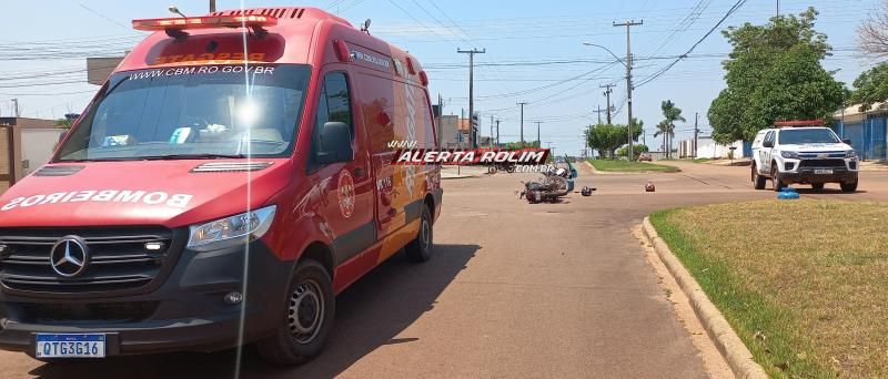 Adolescente conduzindo moto e entregador de gás ficaram feridos após colisão neste sábado em Rolim de Moura Adolescente conduzindo moto e entregador de gás ficaram feridos após colisão neste sábado em Rolim de Moura