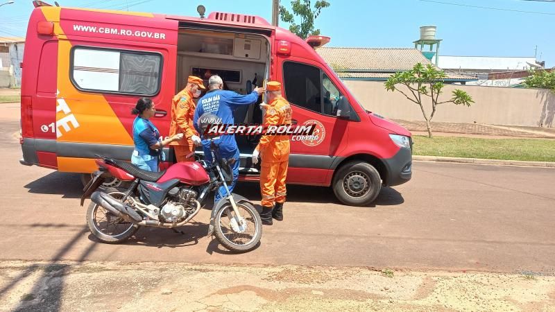 Adolescente conduzindo moto e entregador de gás ficaram feridos após colisão neste sábado em Rolim de Moura Adolescente conduzindo moto e entregador de gás ficaram feridos após colisão neste sábado em Rolim de Moura