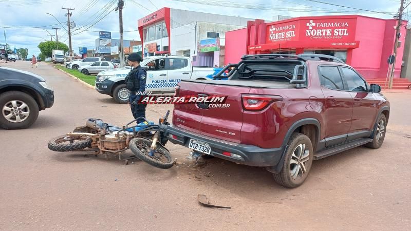 Adolescente conduzindo moto ficou ferida após colisão com carro nesta sexta-feira em Rolim de Moura - Vídeo Adolescente conduzindo moto ficou ferida após colisão com carro nesta sexta-feira em Rolim de Moura - Vídeo