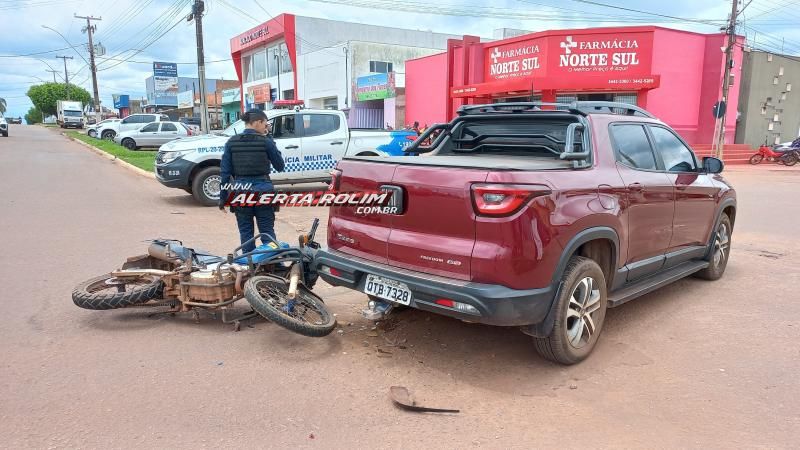 Adolescente conduzindo moto ficou ferida após colisão com carro nesta sexta-feira em Rolim de Moura - Vídeo Adolescente conduzindo moto ficou ferida após colisão com carro nesta sexta-feira em Rolim de Moura - Vídeo