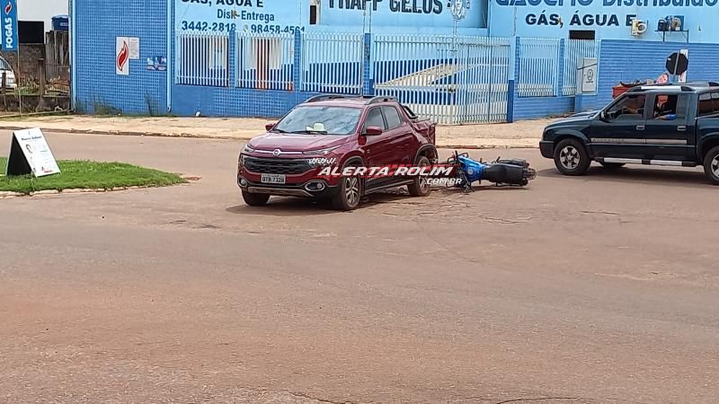 Adolescente conduzindo moto ficou ferida após colisão com carro nesta sexta-feira em Rolim de Moura - Vídeo Adolescente conduzindo moto ficou ferida após colisão com carro nesta sexta-feira em Rolim de Moura - Vídeo