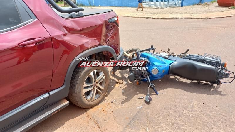 Adolescente conduzindo moto ficou ferida após colisão com carro nesta sexta-feira em Rolim de Moura - Vídeo Adolescente conduzindo moto ficou ferida após colisão com carro nesta sexta-feira em Rolim de Moura - Vídeo