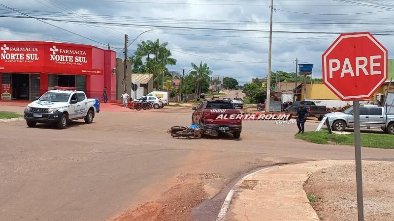 Adolescente conduzindo moto ficou ferida após colisão com carro nesta sexta-feira em Rolim de Moura - Vídeo Adolescente conduzindo moto ficou ferida após colisão com carro nesta sexta-feira em Rolim de Moura - Vídeo