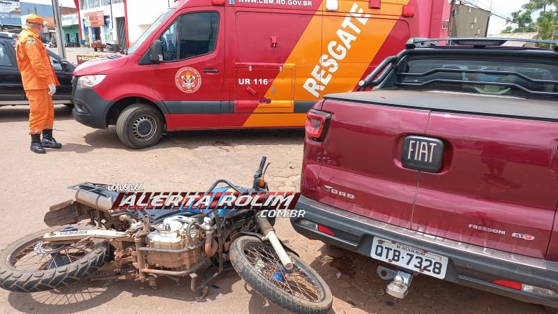 Adolescente conduzindo moto ficou ferida após colisão com carro nesta sexta-feira em Rolim de Moura - Vídeo Adolescente conduzindo moto ficou ferida após colisão com carro nesta sexta-feira em Rolim de Moura - Vídeo