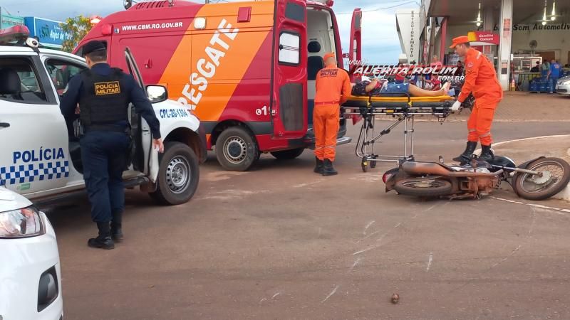 Adolescente que conduzia moto foi socorrida após colisão com carro neste sábado em Rolim de Moura Adolescente que conduzia moto foi socorrida após colisão com carro neste sábado em Rolim de Moura