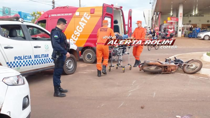 Adolescente que conduzia moto foi socorrida após colisão com carro neste sábado em Rolim de Moura Adolescente que conduzia moto foi socorrida após colisão com carro neste sábado em Rolim de Moura