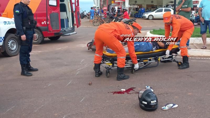 Adolescente que conduzia moto foi socorrida após colisão com carro neste sábado em Rolim de Moura Adolescente que conduzia moto foi socorrida após colisão com carro neste sábado em Rolim de Moura