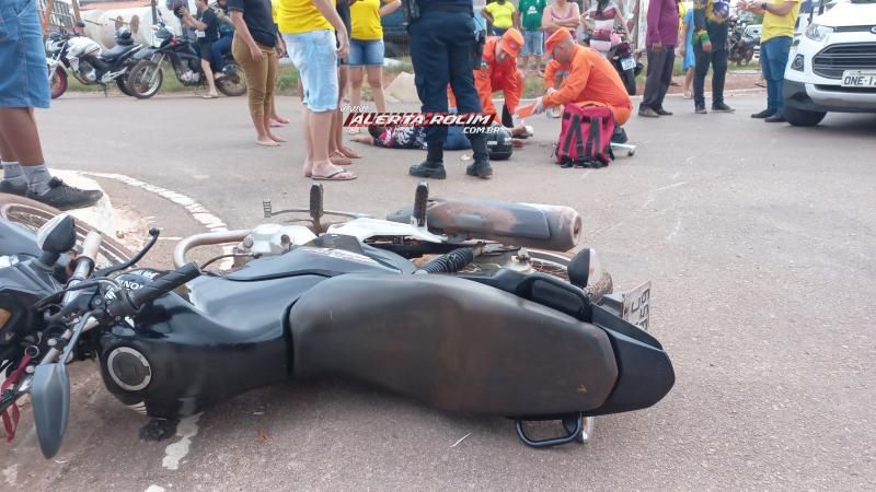 Adolescente que conduzia moto foi socorrida após colisão com carro neste sábado em Rolim de Moura Adolescente que conduzia moto foi socorrida após colisão com carro neste sábado em Rolim de Moura