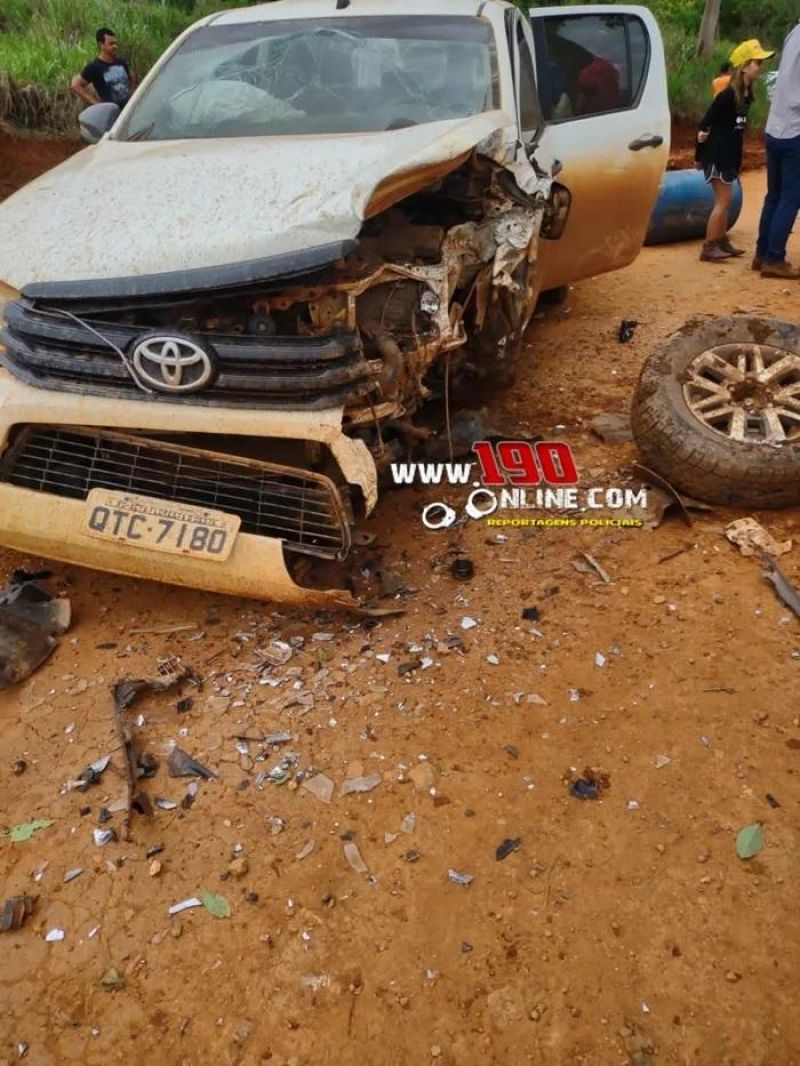Alta Floresta – Caminhonetes ficam destruídas após colisão frontal; seis pessoas ficaram feridas com a batida Alta Floresta – Caminhonetes ficam destruídas após colisão frontal; seis pessoas ficaram feridas com a batida