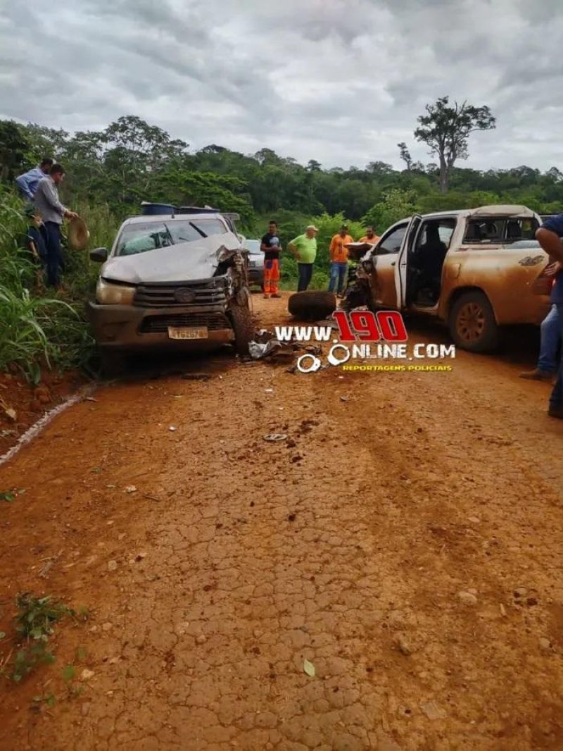 Alta Floresta – Caminhonetes ficam destruídas após colisão frontal; seis pessoas ficaram feridas com a batida Alta Floresta – Caminhonetes ficam destruídas após colisão frontal; seis pessoas ficaram feridas com a batida