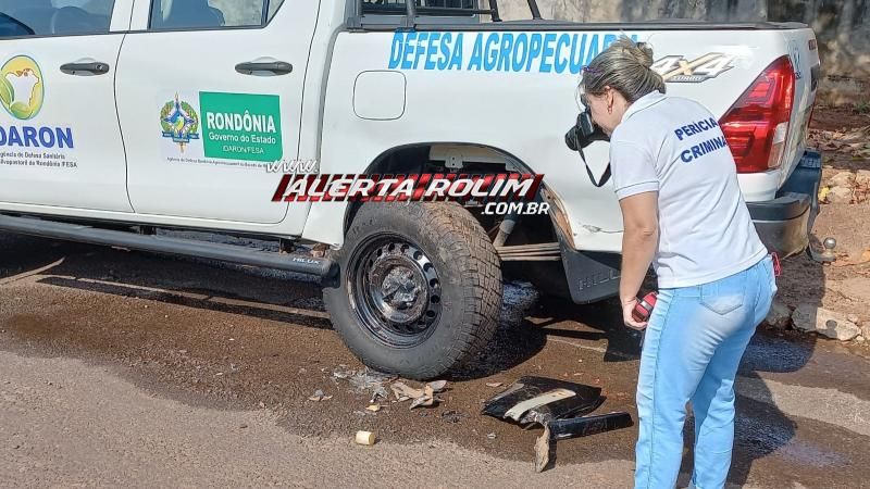 Após perder controle da direção, motorista atingiu caminhonete da IDARON que estava estacionada, em Rolim de Moura Após perder controle da direção, motorista atingiu caminhonete da IDARON que estava estacionada, em Rolim de Moura