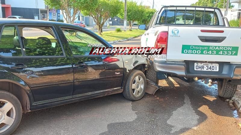 Após perder controle da direção, motorista atingiu caminhonete da IDARON que estava estacionada, em Rolim de Moura Após perder controle da direção, motorista atingiu caminhonete da IDARON que estava estacionada, em Rolim de Moura