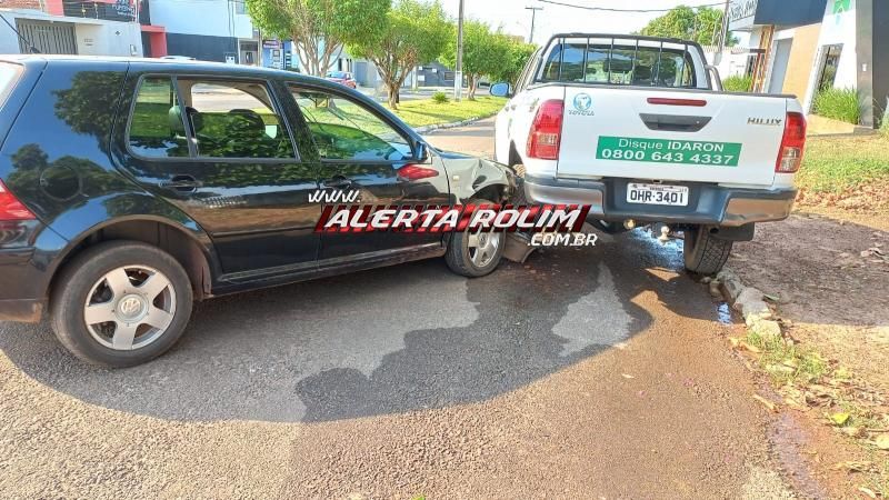 Após perder controle da direção, motorista atingiu caminhonete da IDARON que estava estacionada, em Rolim de Moura Após perder controle da direção, motorista atingiu caminhonete da IDARON que estava estacionada, em Rolim de Moura