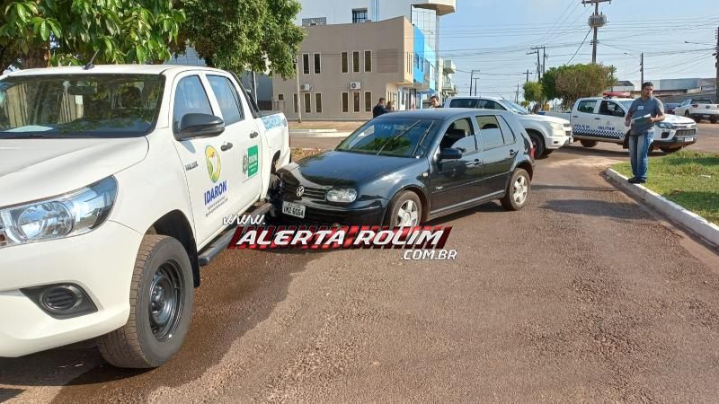 Após perder controle da direção, motorista atingiu caminhonete da IDARON que estava estacionada, em Rolim de Moura Após perder controle da direção, motorista atingiu caminhonete da IDARON que estava estacionada, em Rolim de Moura