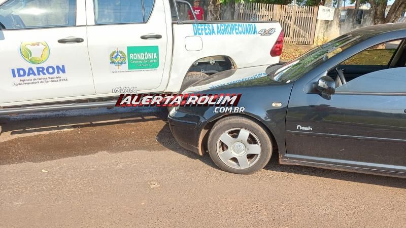 Após perder controle da direção, motorista atingiu caminhonete da IDARON que estava estacionada, em Rolim de Moura Após perder controle da direção, motorista atingiu caminhonete da IDARON que estava estacionada, em Rolim de Moura