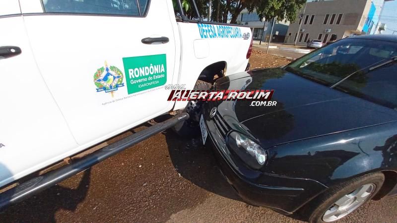 Após perder controle da direção, motorista atingiu caminhonete da IDARON que estava estacionada, em Rolim de Moura Após perder controle da direção, motorista atingiu caminhonete da IDARON que estava estacionada, em Rolim de Moura