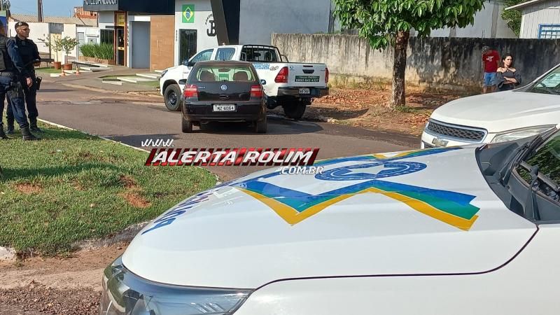 Após perder controle da direção, motorista atingiu caminhonete da IDARON que estava estacionada, em Rolim de Moura Após perder controle da direção, motorista atingiu caminhonete da IDARON que estava estacionada, em Rolim de Moura