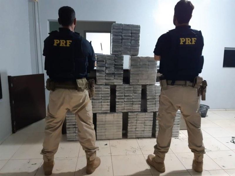 Caminhoneiro de Rolim de Moura foi preso no Mato Grosso com mais de 300 kg de cocaína em fundo falso de baú Caminhoneiro de Rolim de Moura foi preso no Mato Grosso com mais de 300 kg de cocaína em fundo falso de baú