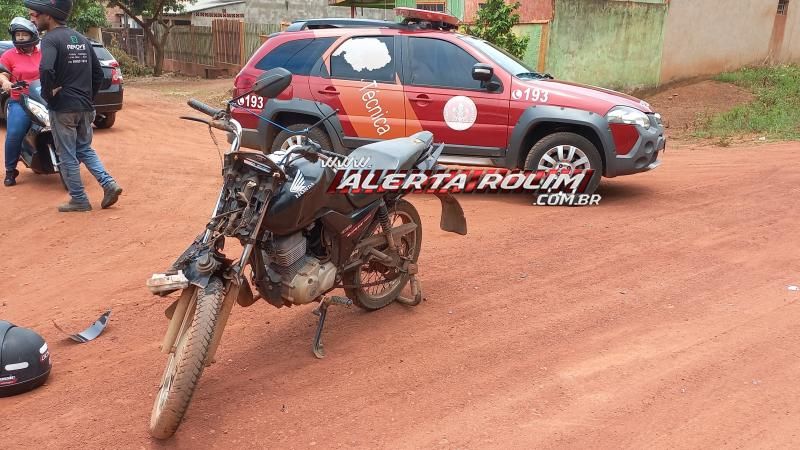 Choque frontal entre duas motos deixou um dos condutores com suspeita de fratura no braço em Rolim de Moura Choque frontal entre duas motos deixou um dos condutores com suspeita de fratura no braço em Rolim de Moura