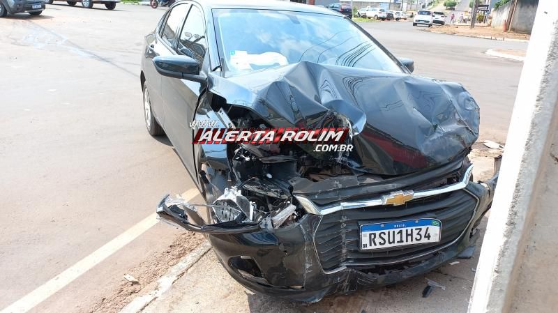 Colisão entre dois carros foi registrada nesta tarde em Rolim de Moura Colisão entre dois carros foi registrada nesta tarde em Rolim de Moura