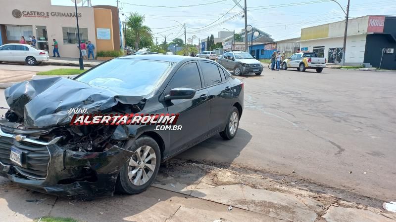 Colisão entre dois carros foi registrada nesta tarde em Rolim de Moura Colisão entre dois carros foi registrada nesta tarde em Rolim de Moura