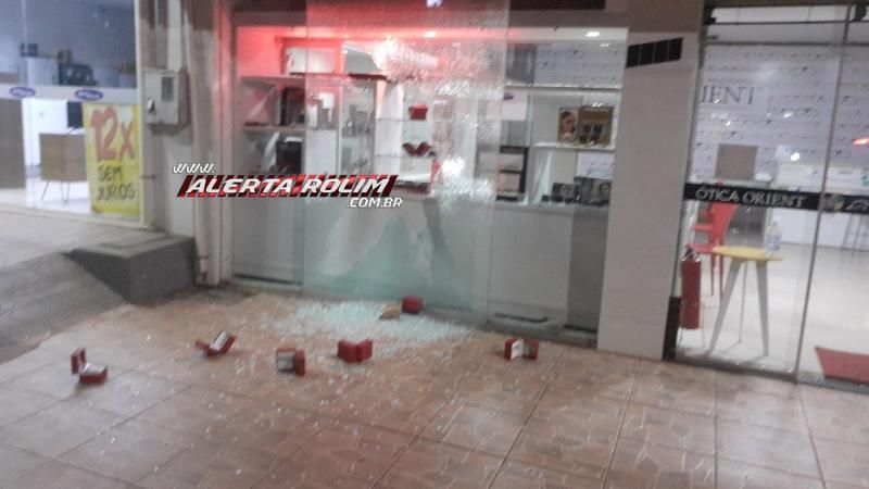 Criminosos quebraram vidraça de relojoaria e furtaram vários relógios durante a madrugada em Rolim de Moura Criminosos quebraram vidraça de relojoaria e furtaram vários relógios durante a madrugada em Rolim de Moura