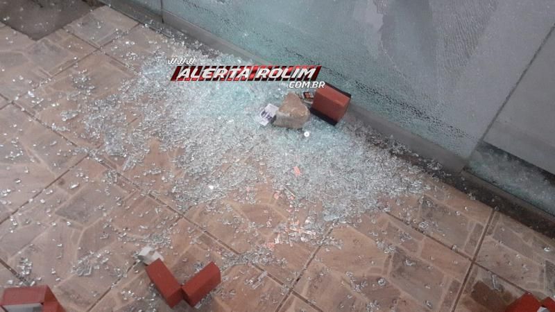 Criminosos quebraram vidraça de relojoaria e furtaram vários relógios durante a madrugada em Rolim de Moura Criminosos quebraram vidraça de relojoaria e furtaram vários relógios durante a madrugada em Rolim de Moura